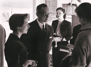 Com seu marido, Heinz Ostrower, na galeria The Contemporaries. Nova York, 1955.