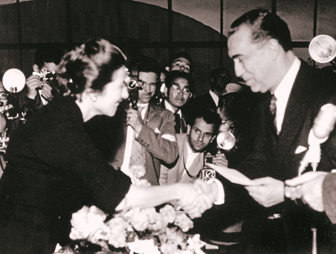 Fayga recebe das mãos do presidente Juscelino Kubitschek</ br> o Prêmio Nacional de Gravura na IV Bienal de São Paulo, 1957.