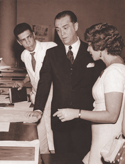 Acompanhando Juscelino Kubitschek, em visita ao MAM-RJ, 1962.
