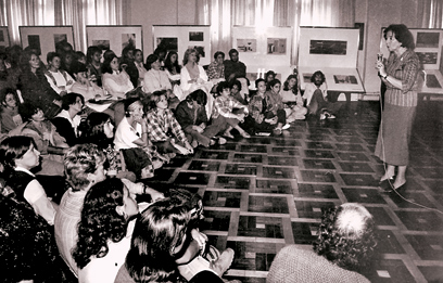 Palestra de Fayga durante a Retrospectiva no MAM-RS. Porto Alegre, 1985.
