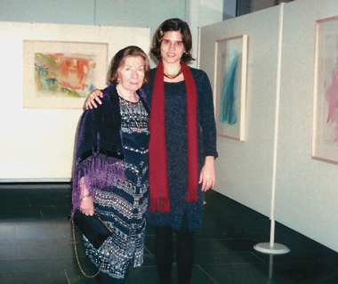 Fayga e a neta Leticia Ostrower de Carvalho. Exposição itinerante A Música da Aquarela. Berlim, Alemanha, 2000.