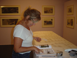 Thereza Kuhnert, museóloga do Instituto, na montagem da exposição