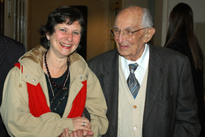 Noni Ostrower e José Mindlin, na noite de inauguração