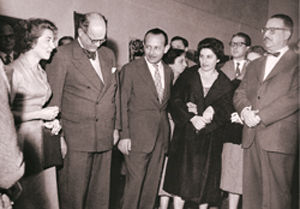 Entrega do Prêmio da Bienal de Veneza. Da esquerda para a direita<br>Fayga, Francisco Matarazzo, Biaggio Motta e esposa, Lourival Gomes Machado. MAM-SP 1958
