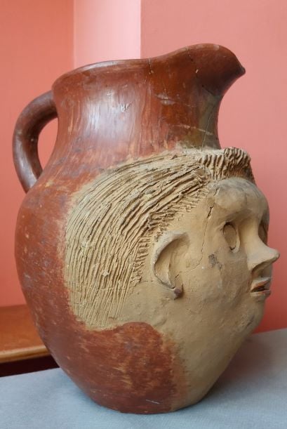 1 jarro de ceramica comprado no paraguai em uma de suas visitas ao amigo livio abramo