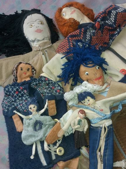 Coleção de bonecas, costuradas por Fayga para Noni. As sete bonecas entram todas uma por dentro da outra, usando fecho