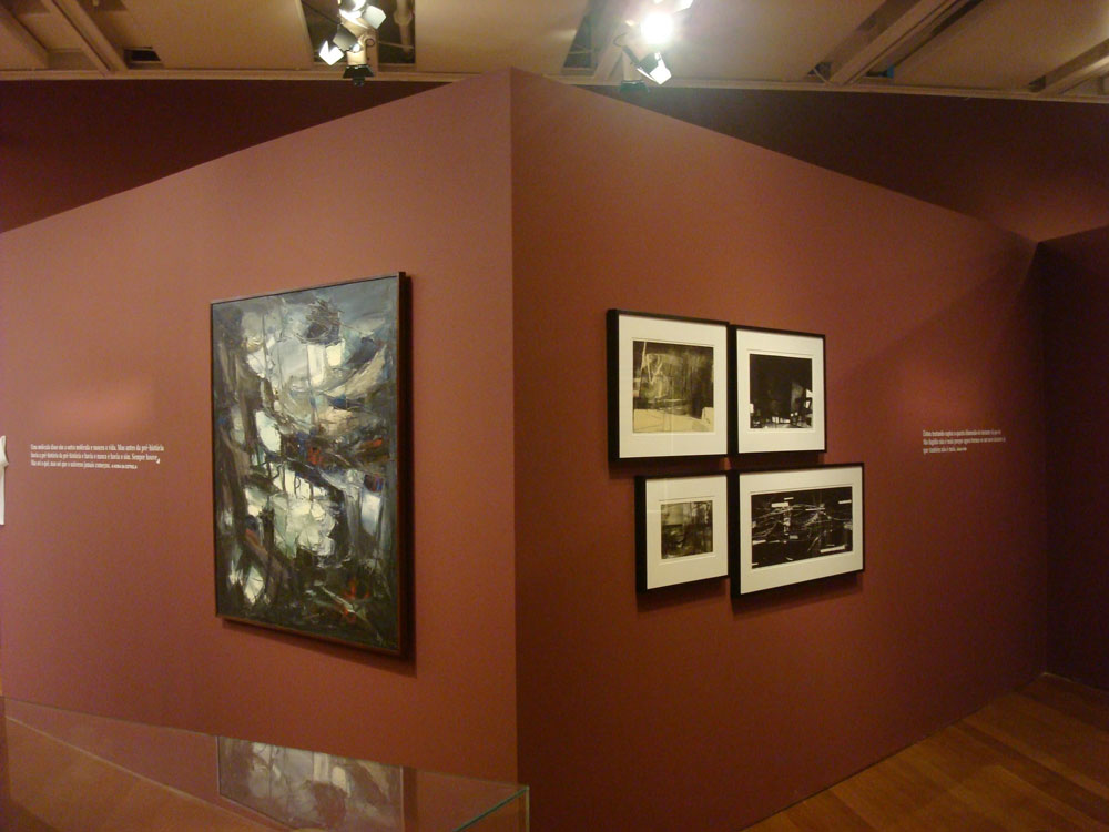 À direita, obras de Fayga na exposição Constelação Clarice
