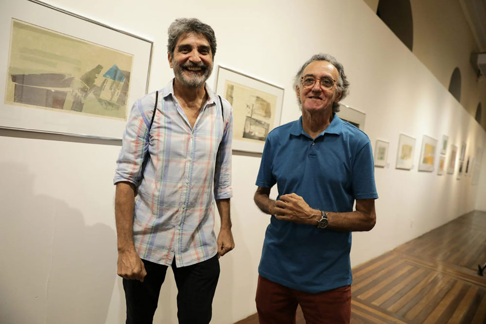 Otoni Moreira de Mesquita, curador da mostra, à esquerda, e Jair Jacqmont, artista plástico. Foto Michael Dantas