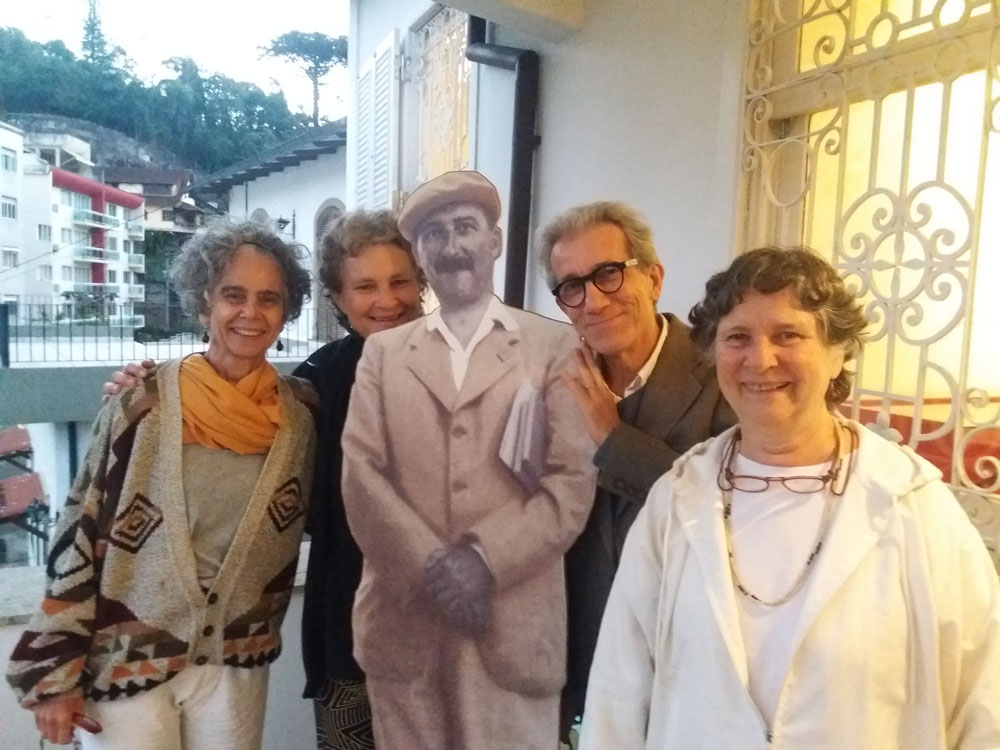 Ladeando a foto de Stefan Zweig estão Ruth Freihof, curadora da exposição, Kristina Michaellis e Leonardo Dourado da 
