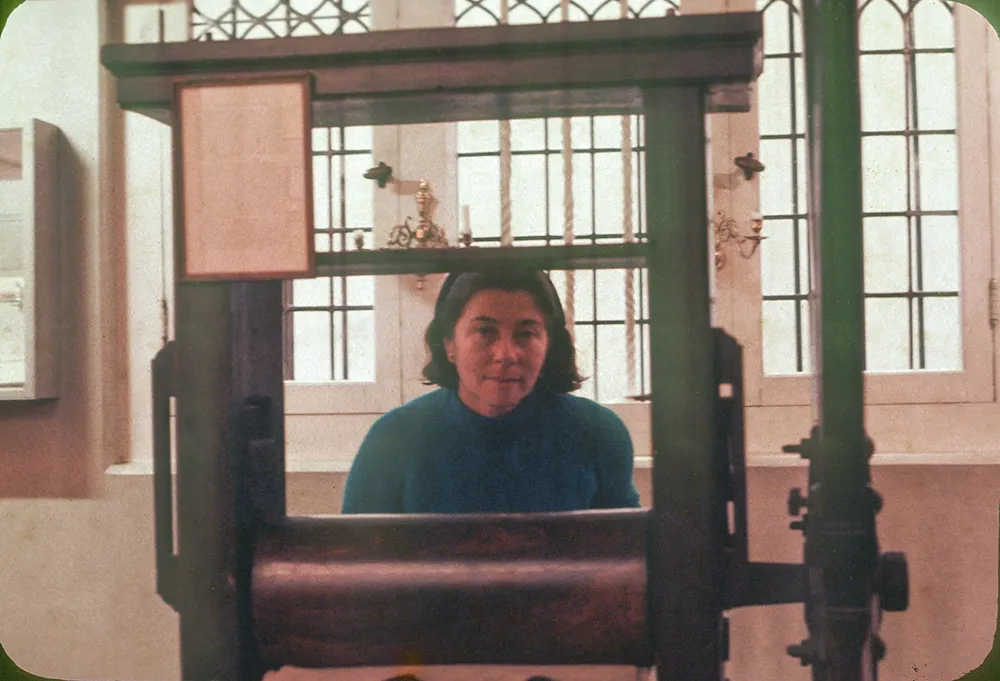 Fayga na casa de Rembrandt, Holanda, 1970. Acervo Instituto Fayga Ostrower)
