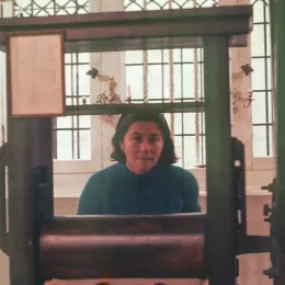 Fayga na casa de Rembrandt, Holanda, 1970. Acervo Instituto Fayga Ostrower)