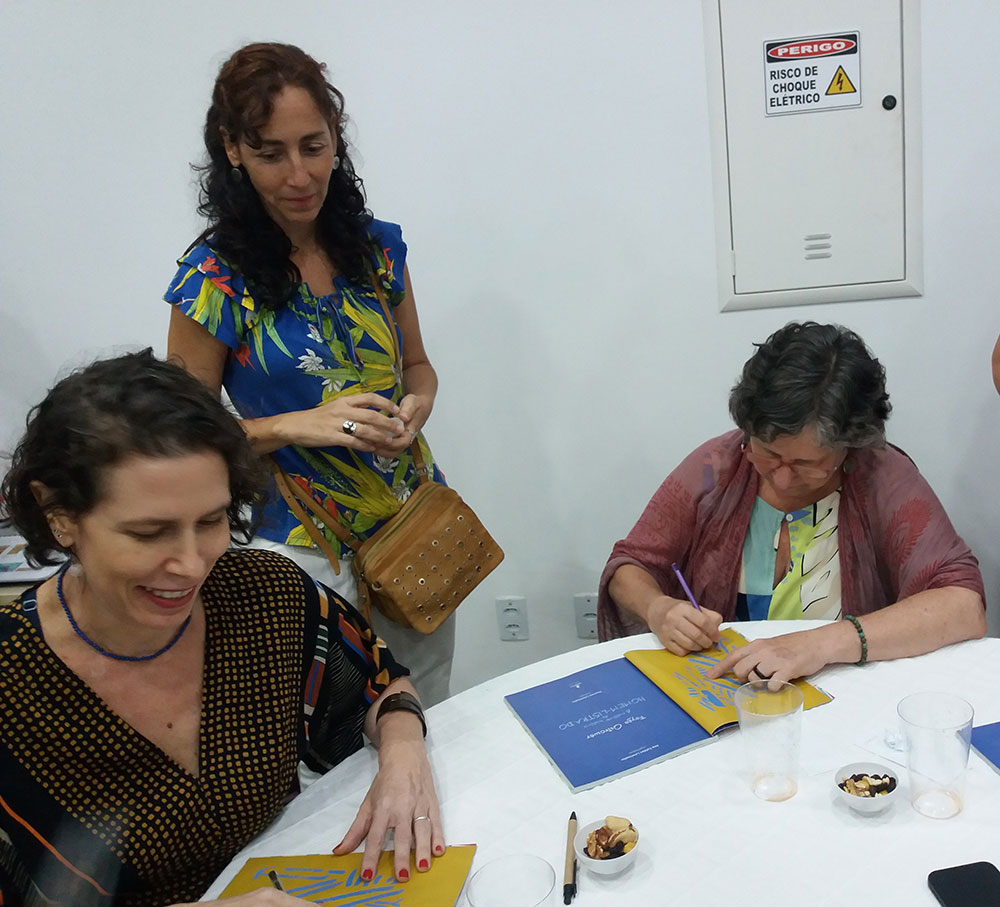 Ana Lewinsohn, organizadora do livro e Noni Ostrower autografam o livro infantil  inédito de Fayga