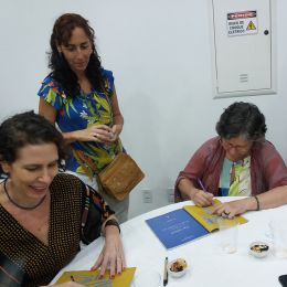 Ana Lewinsohn, organizadora do livro e Noni Ostrower autografam o livro infantil  inédito de Fayga