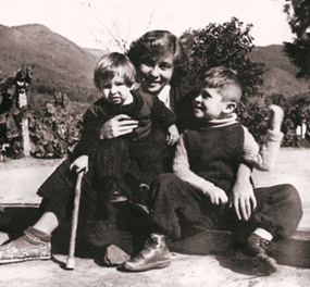 Com os filhos Noni e Carl Robert, 1954.