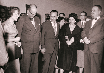 Entrega do Prêmio da Bienal de Veneza. Da esquerda para a direita: Fayga, Francisco Matarazzo, Biaggio Motta e esposa, Lourival Gomes Machado. MAM-SP, 1958.