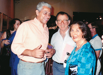 O cantor e compositor Paulinho da Viola e o médico Dawid Krakowski, irmão de Fayga. Exposição Gravuras de 1950 a 1995, CCBB-RJ, 1995.