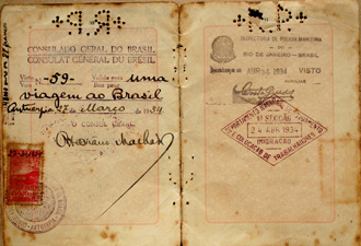 Passaporte com datas de saída da Bélgica e chegada no Brasil
