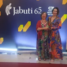 Noni Ostrower e Ana Caldas Lewinsohn recebem o Prêmio Jabuti, em São Paulo