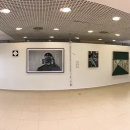 Exposição Arte Imprópria com a gravura vermelha de Fayga à esquerda