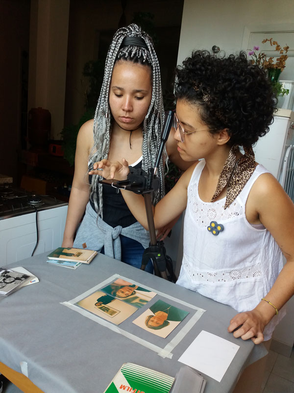 Laryssa Gomes e Ana Paula Coutinho, estagiárias da EBA/UFRJ, fotografam acervo do Instituto Fayga Ostrower