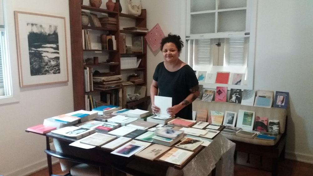 Rafaela Faria (in memorian), estagiária da EBA/UFRJ, organiza catálogos e folders de exposições de Fayga Ostrower