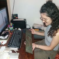 Isabela Martins, estagiária da EBA/UFRJ, confere matrizes de xilogravura