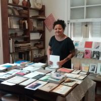 Rafaela Faria (in memorian), estagiária da EBA/UFRJ, organiza catálogos e folders de exposições de Fayga Ostrower