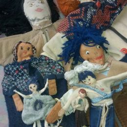Coleção de bonecas, costuradas por Fayga para Noni. As sete bonecas entram todas uma por dentro da outra, usando fecho